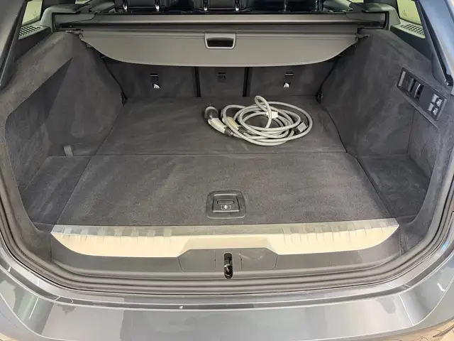 BMW 3 Series view 11