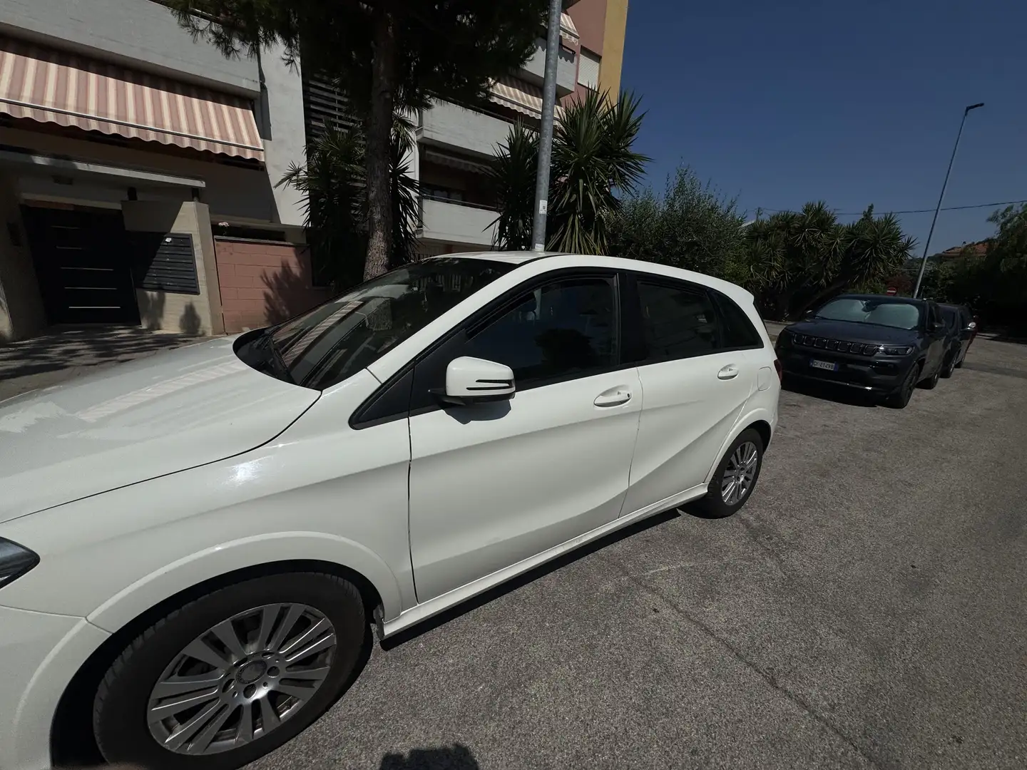Mercedes-Benz B 200 ngd Premium - 2