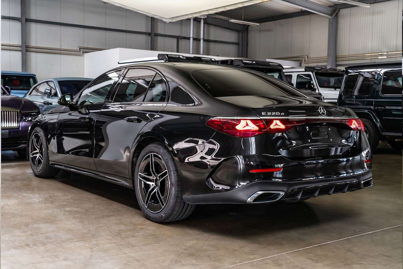 Mercedes-Benz E 220 d / AMG Line Advanced / Pano / Night — photo 4