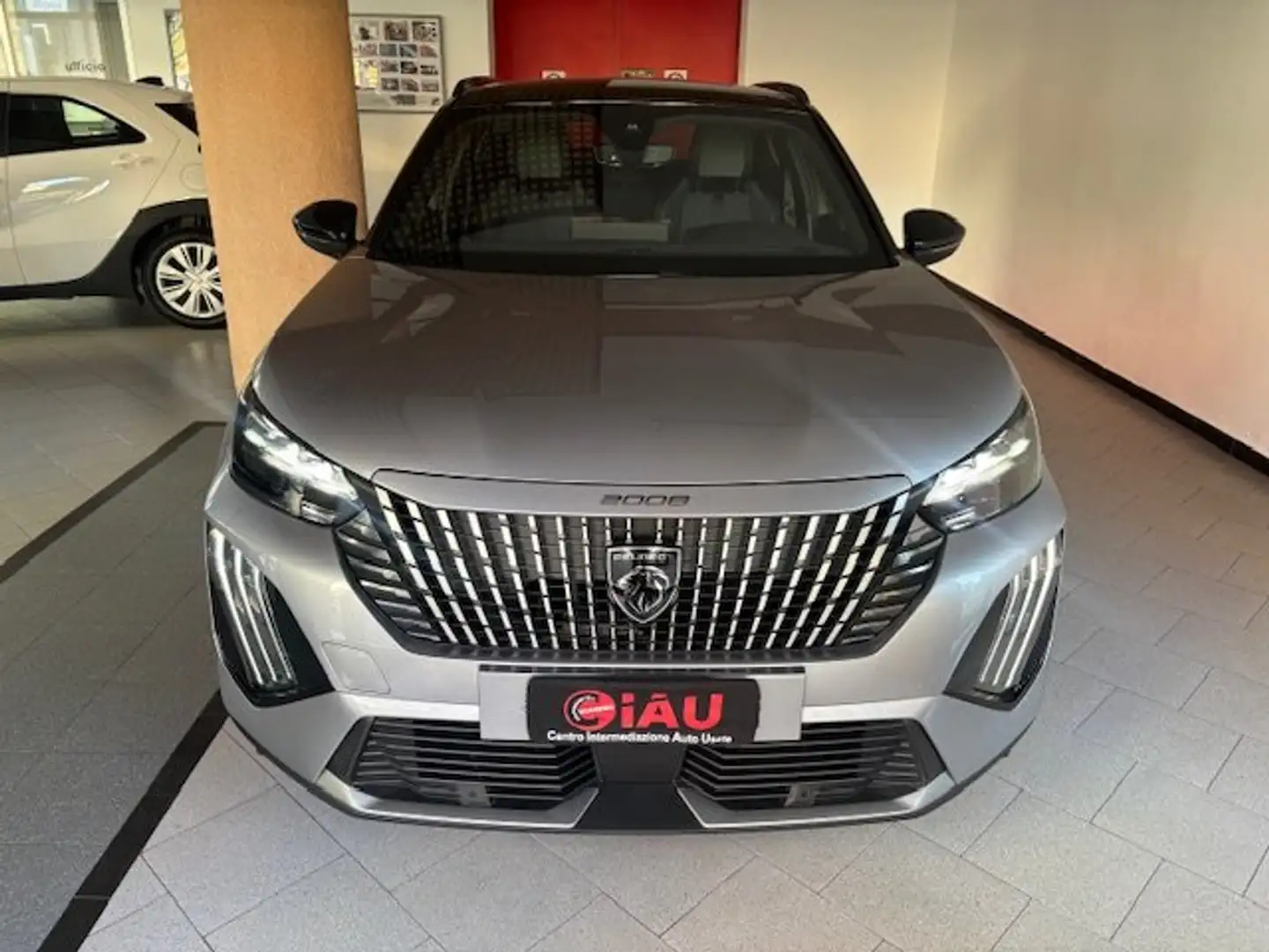 Peugeot e-2008 50 kWh GT Silber - 2