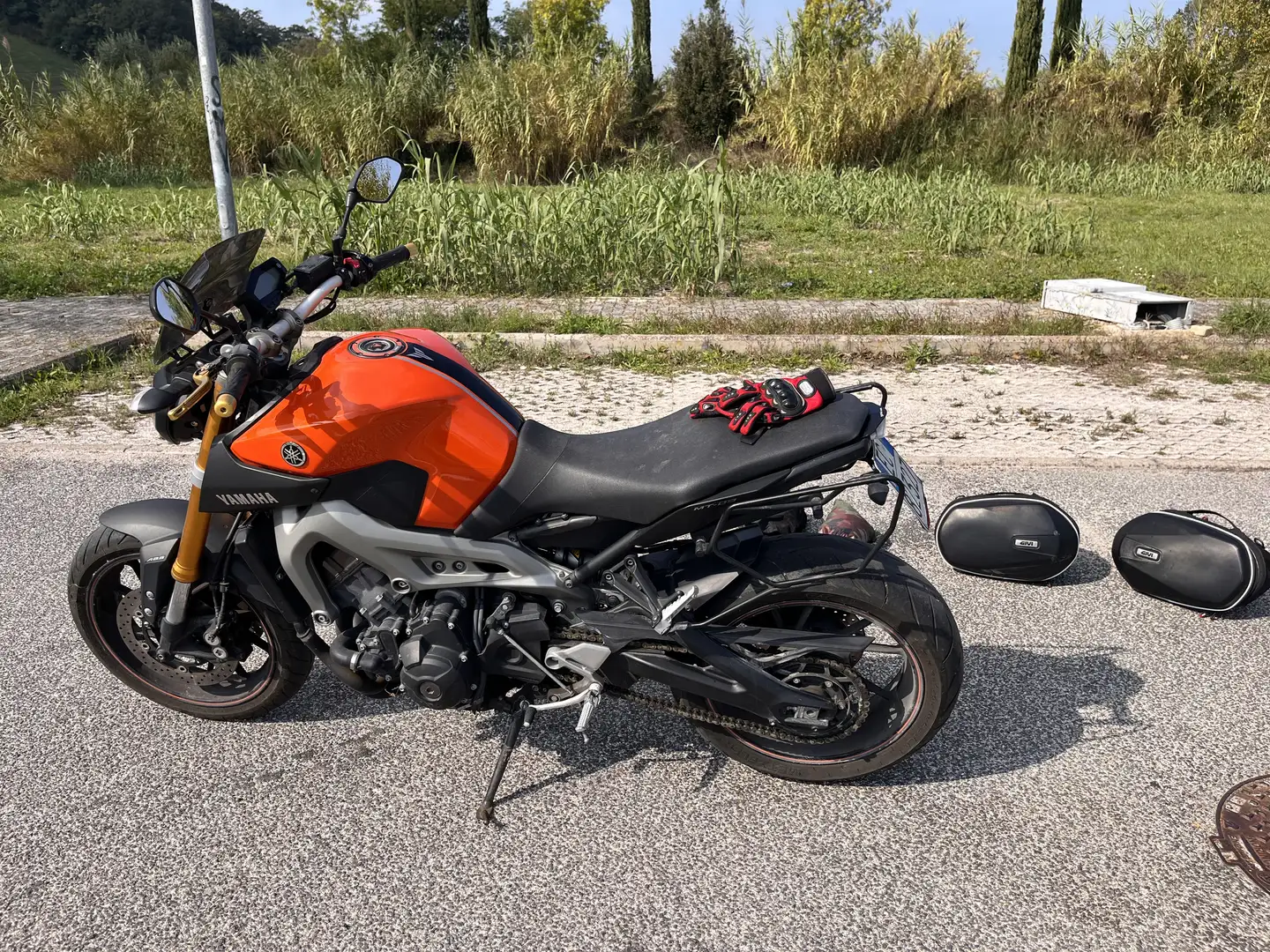 Yamaha MT-09 Yamaha MT-09 completa di borse Givi - 2