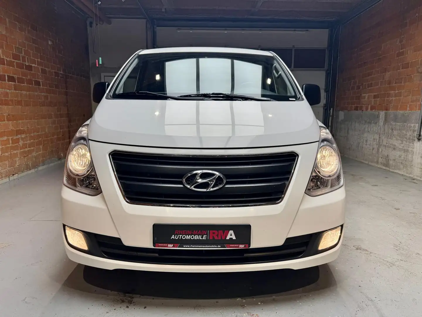 Hyundai H-1 Travel Trend 2.5CRDi+NAV+KAMERA+8-SITZER+AHK Weiß - 2
