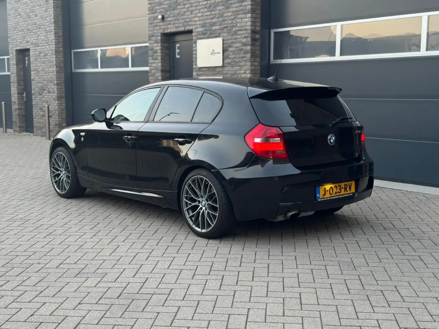 BMW 116 High Executive Zwart - 2