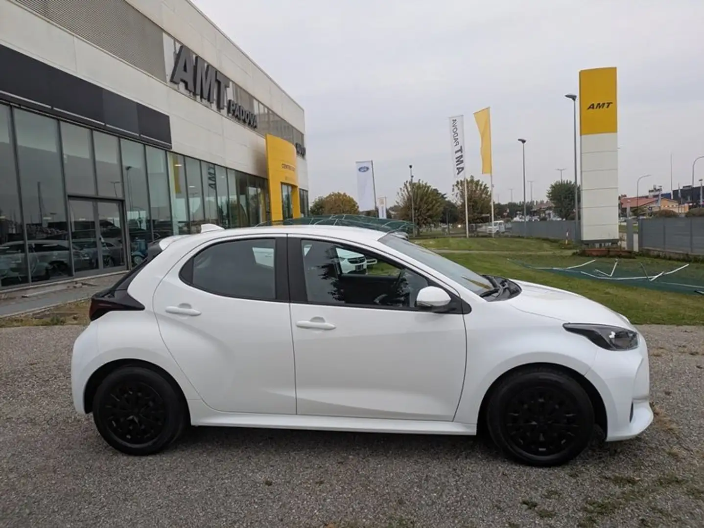 Toyota Yaris 1.5 HYBRID PRONTA CONSEGNA Bianco - 2