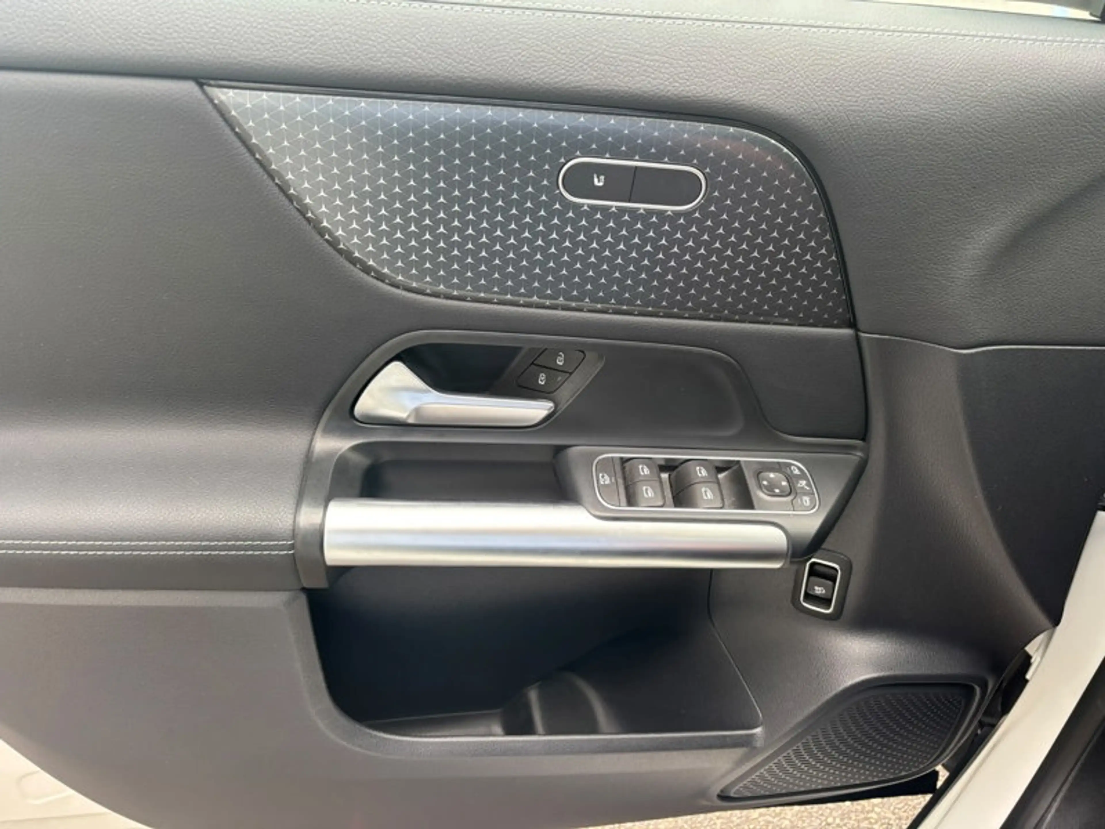 Mercedes-Benz GLA 180 d Luxury Pack Night Pano — photo 13