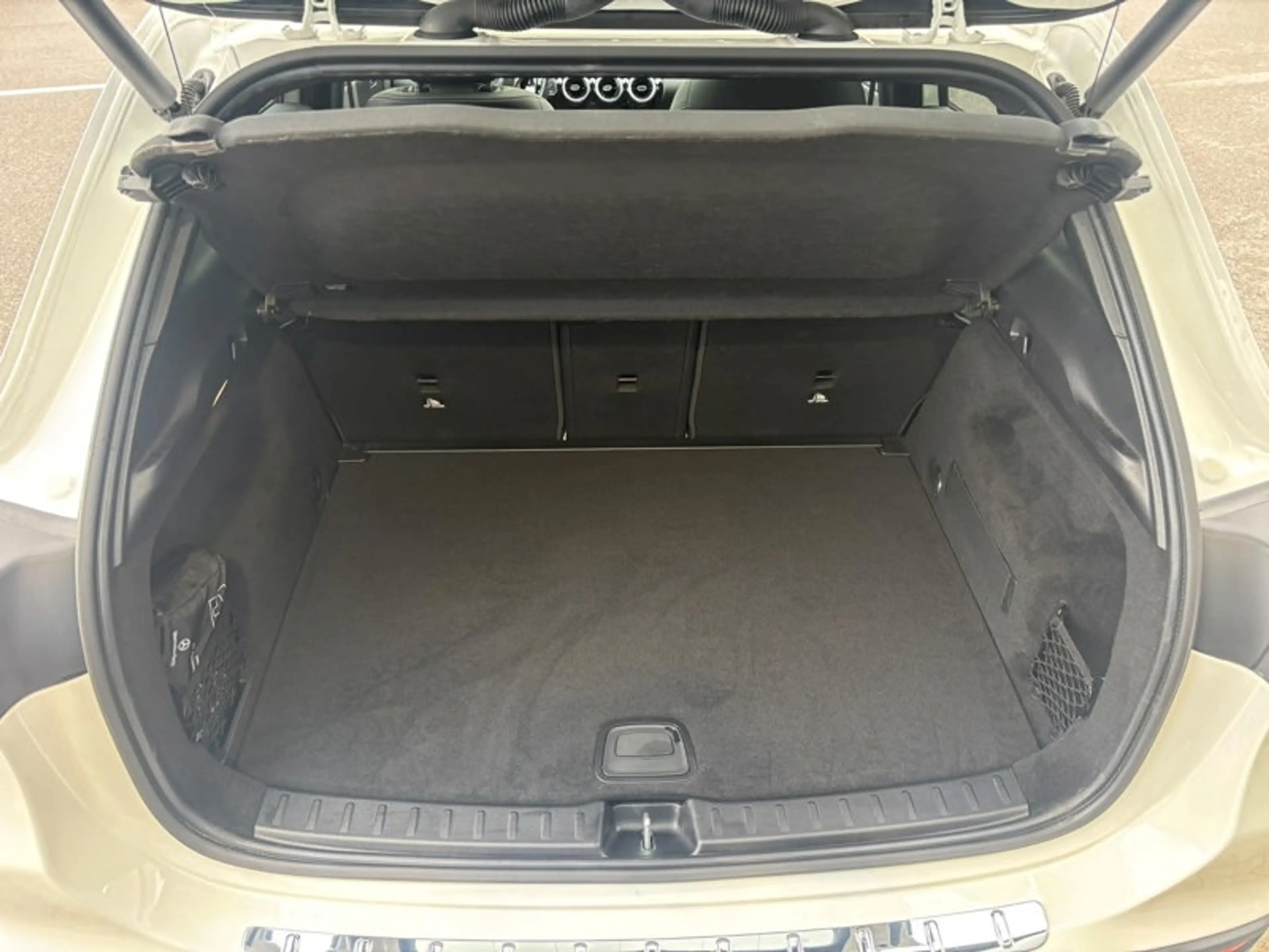 Mercedes-Benz GLA 180 d Luxury Pack Night Pano — photo 10