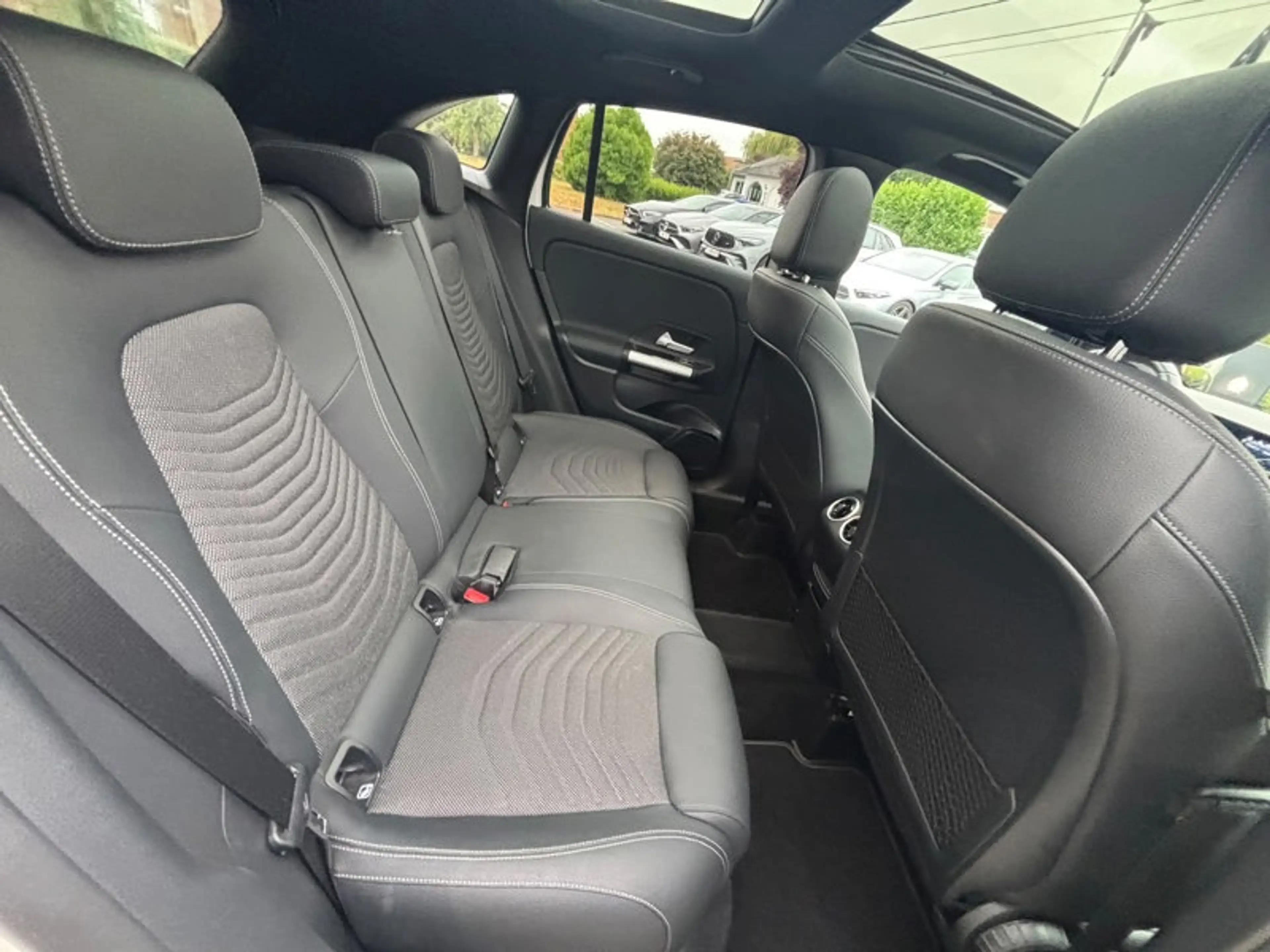 Mercedes-Benz GLA 180 d Luxury Pack Night Pano — photo 11