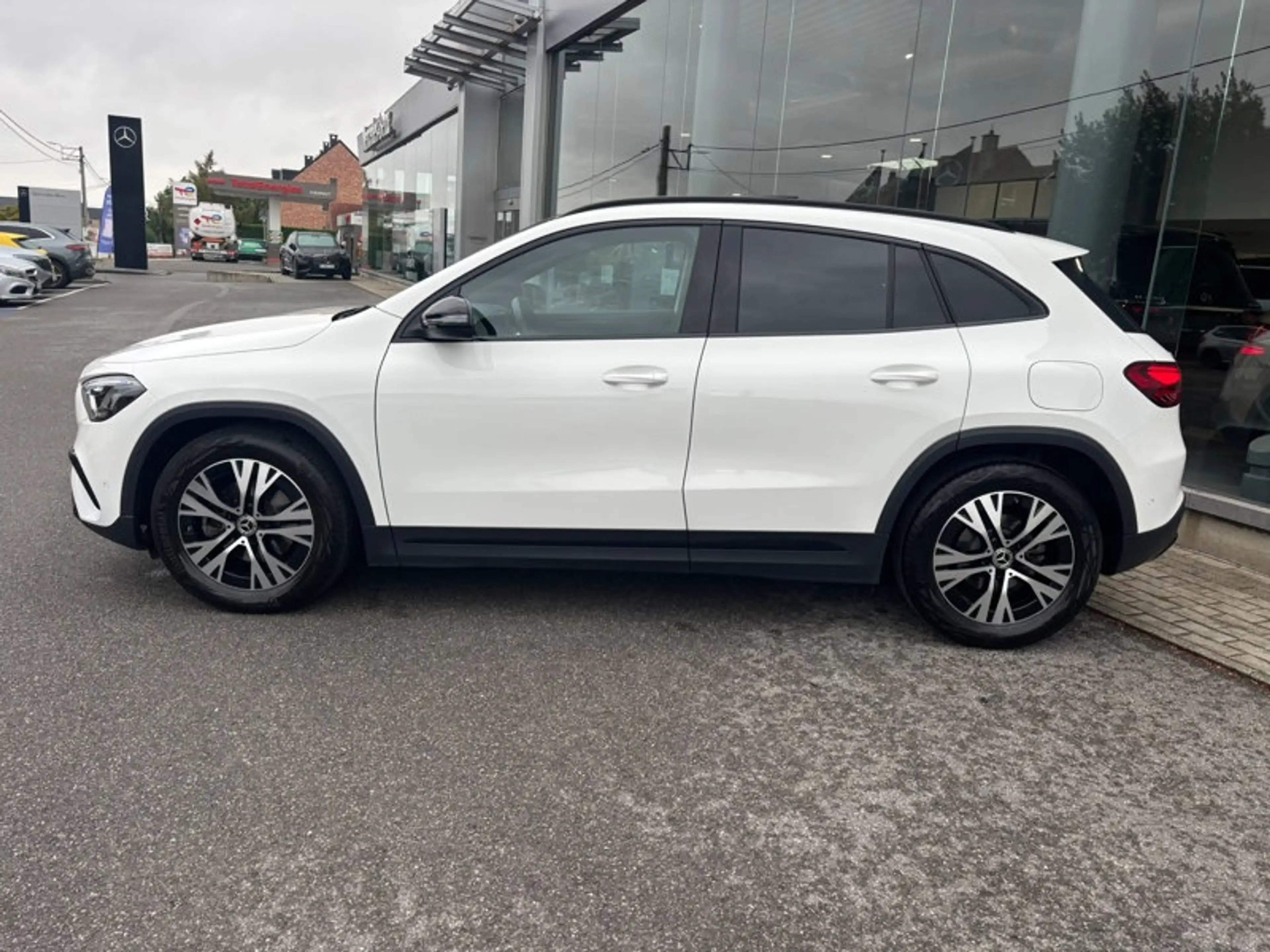 Mercedes-Benz GLA 180 d Luxury Pack Night Pano — photo 7