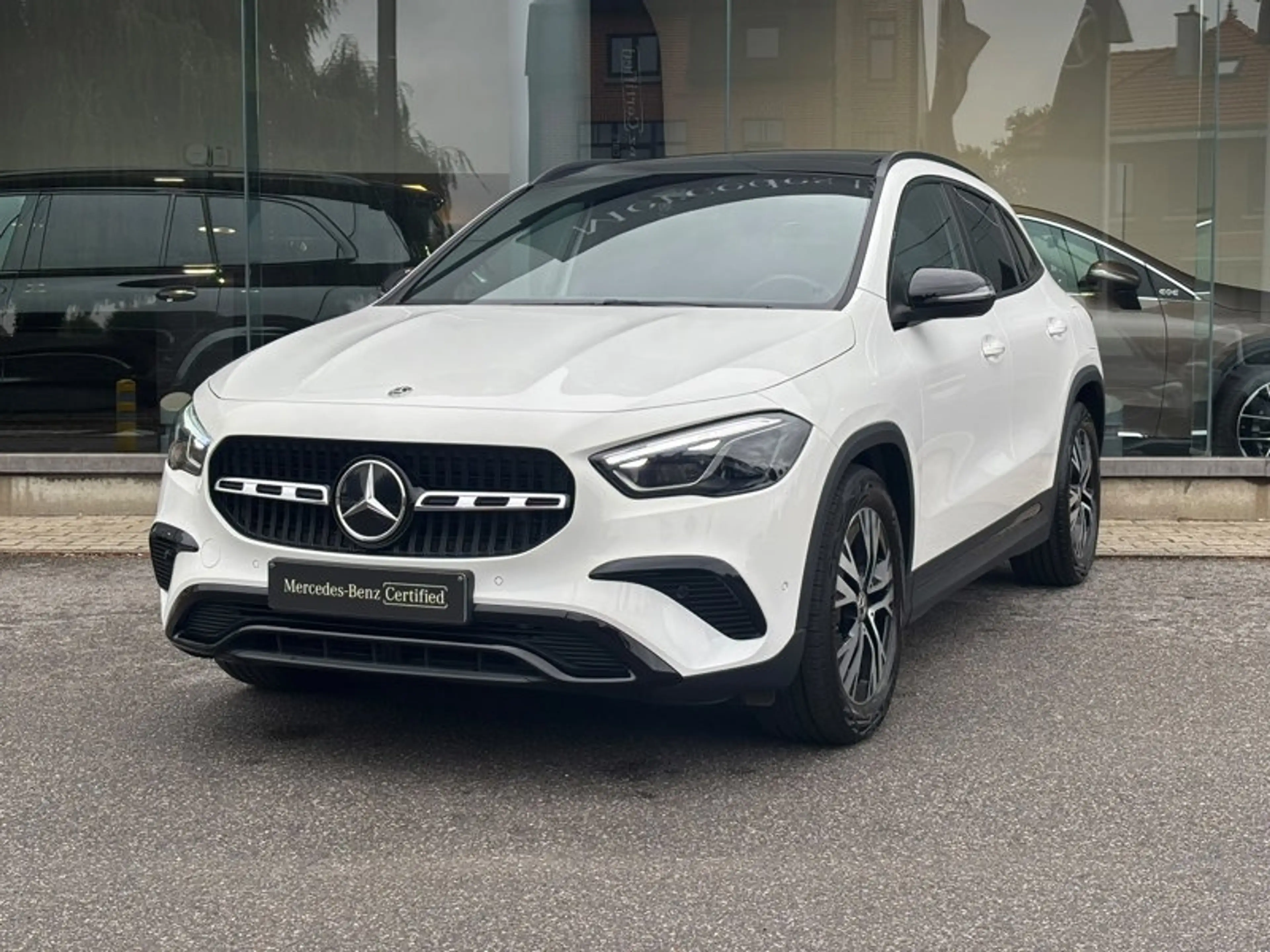 Mercedes-Benz GLA 180 d Luxury Pack Night Pano — photo 4