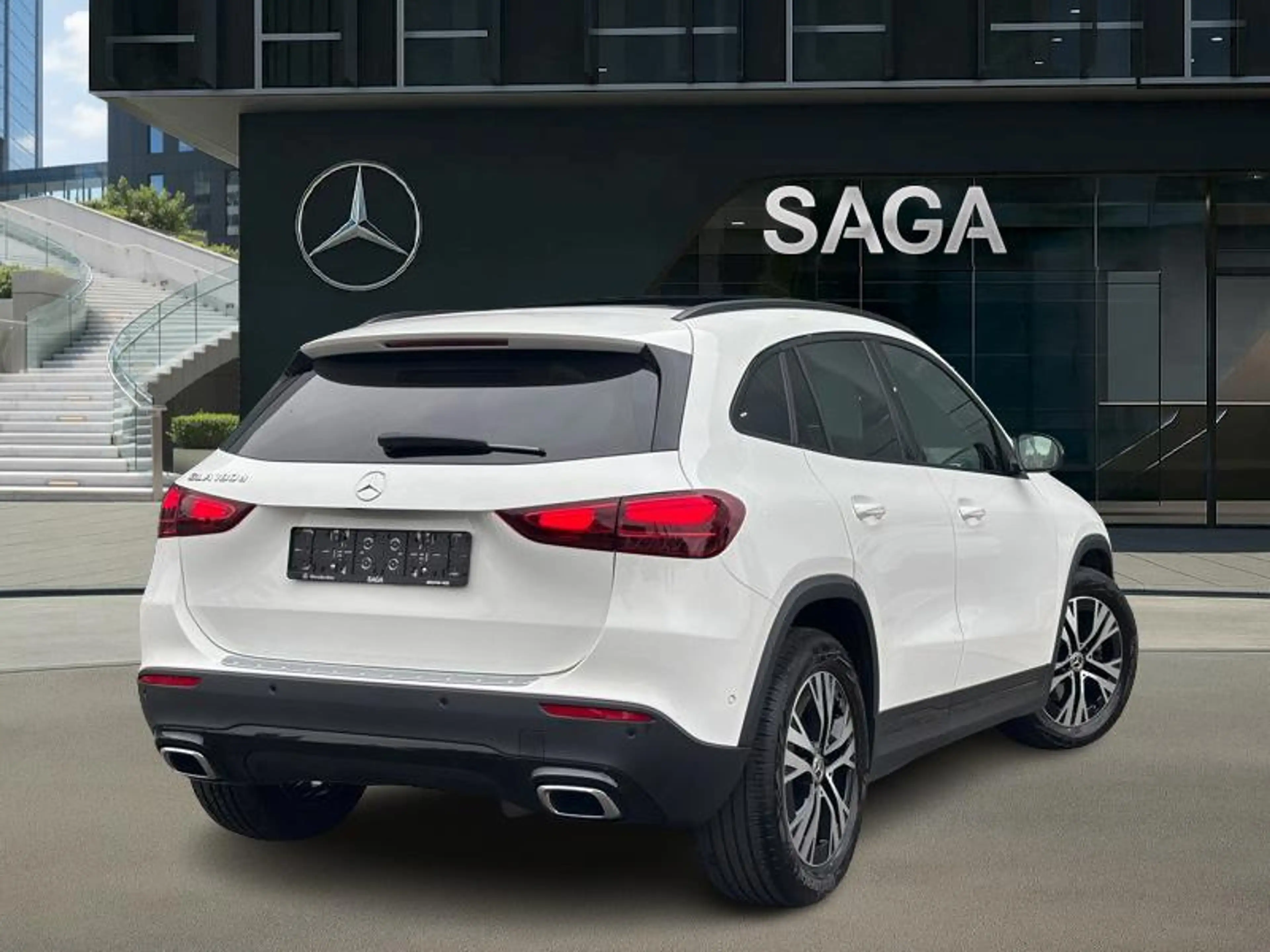 Mercedes-Benz GLA 180 d Luxury Pack Night Pano — photo 2