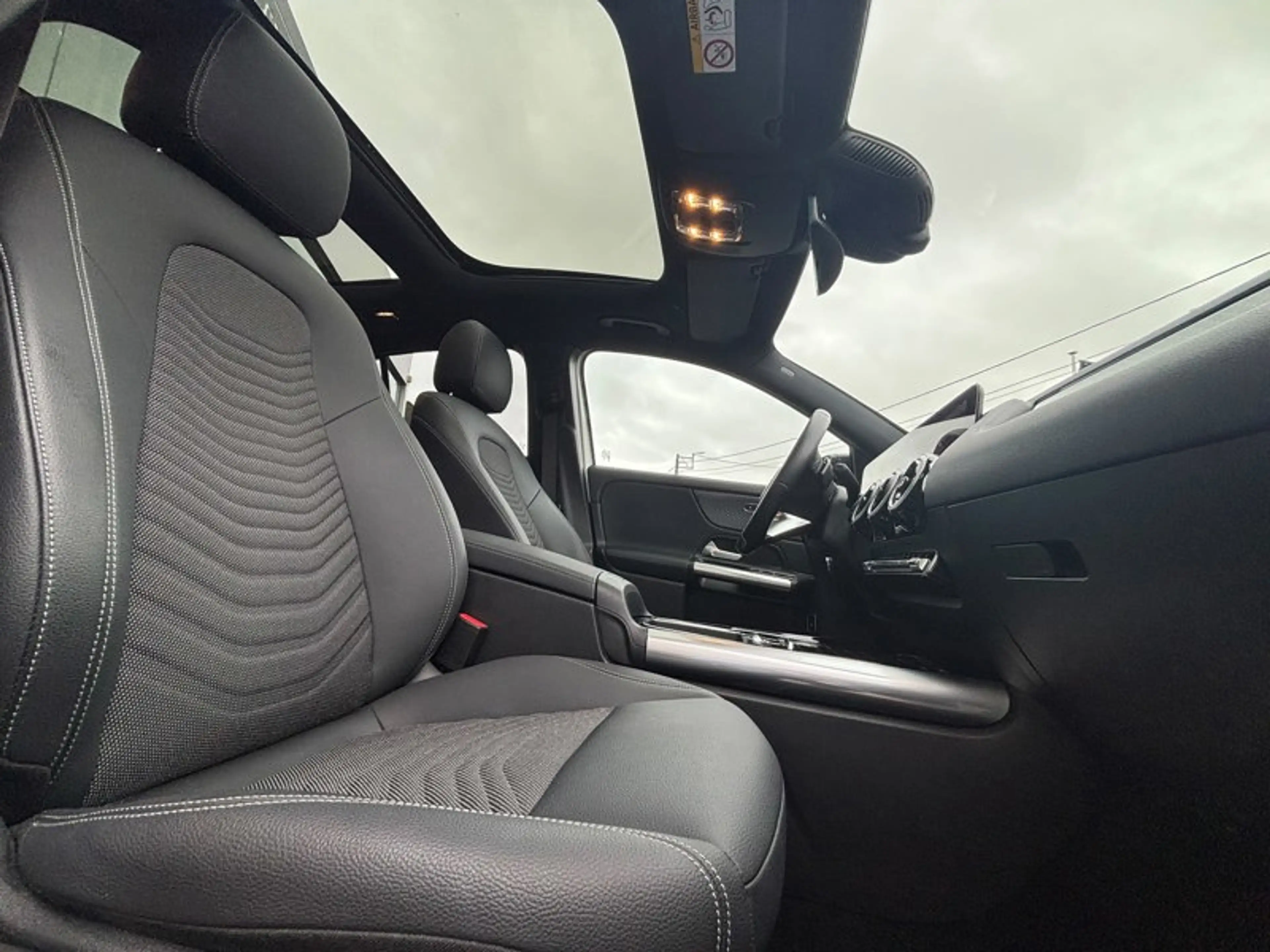 Mercedes-Benz GLA 180 d Luxury Pack Night Pano — photo 12