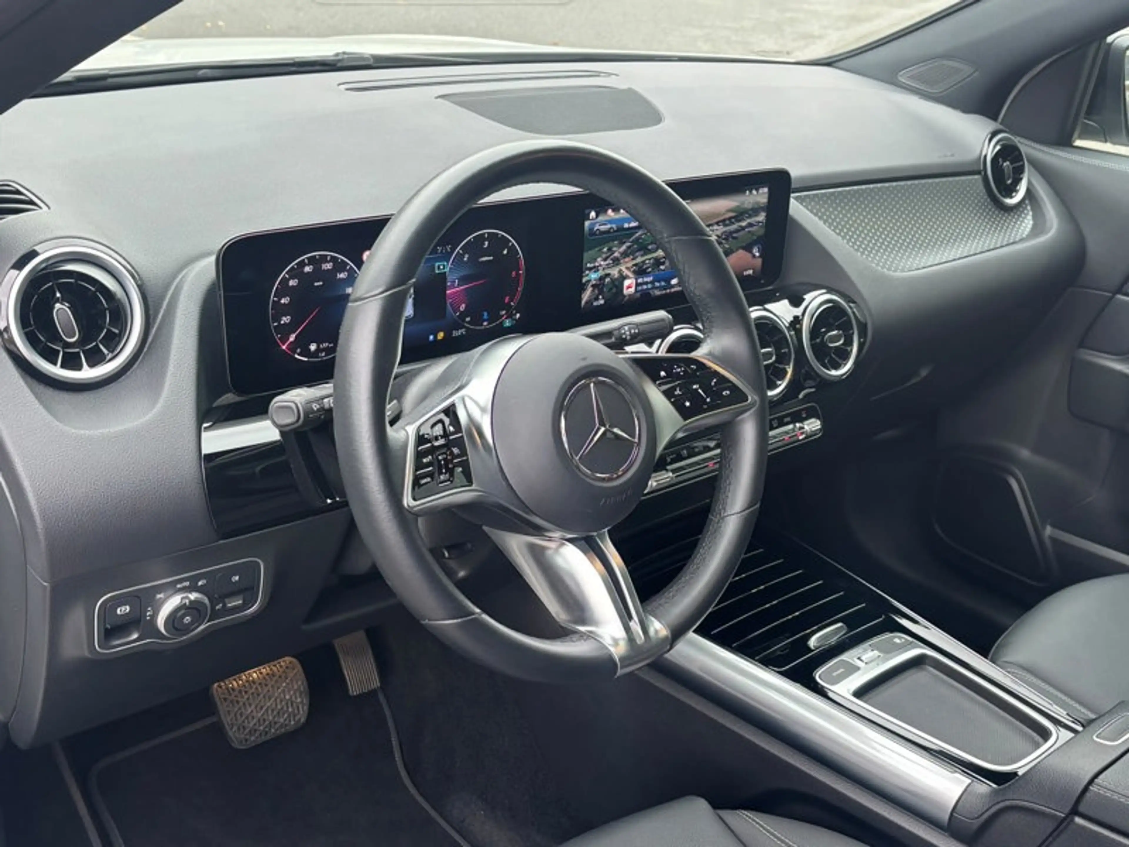 Mercedes-Benz GLA 180 d Luxury Pack Night Pano — photo 3