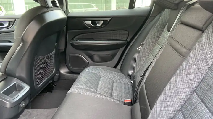 Volvo S60 2023, foto 11