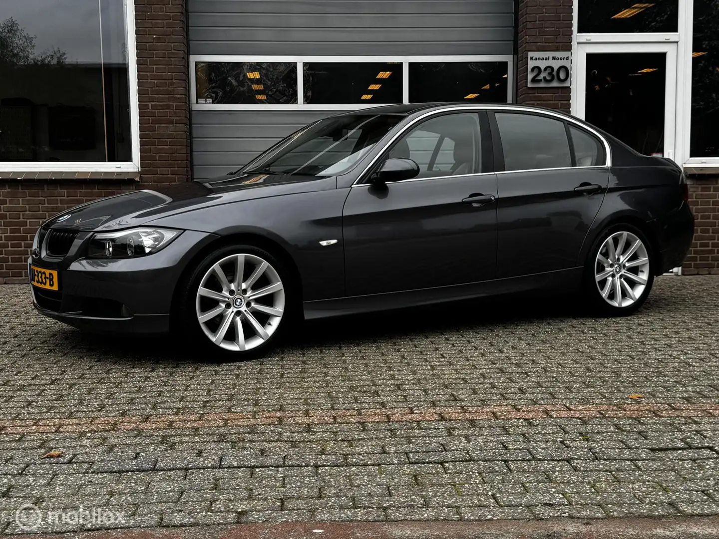BMW 325 3-serie 325i Executive LEDER/NAVI/AIRCO/CRUISE Grijs - 1