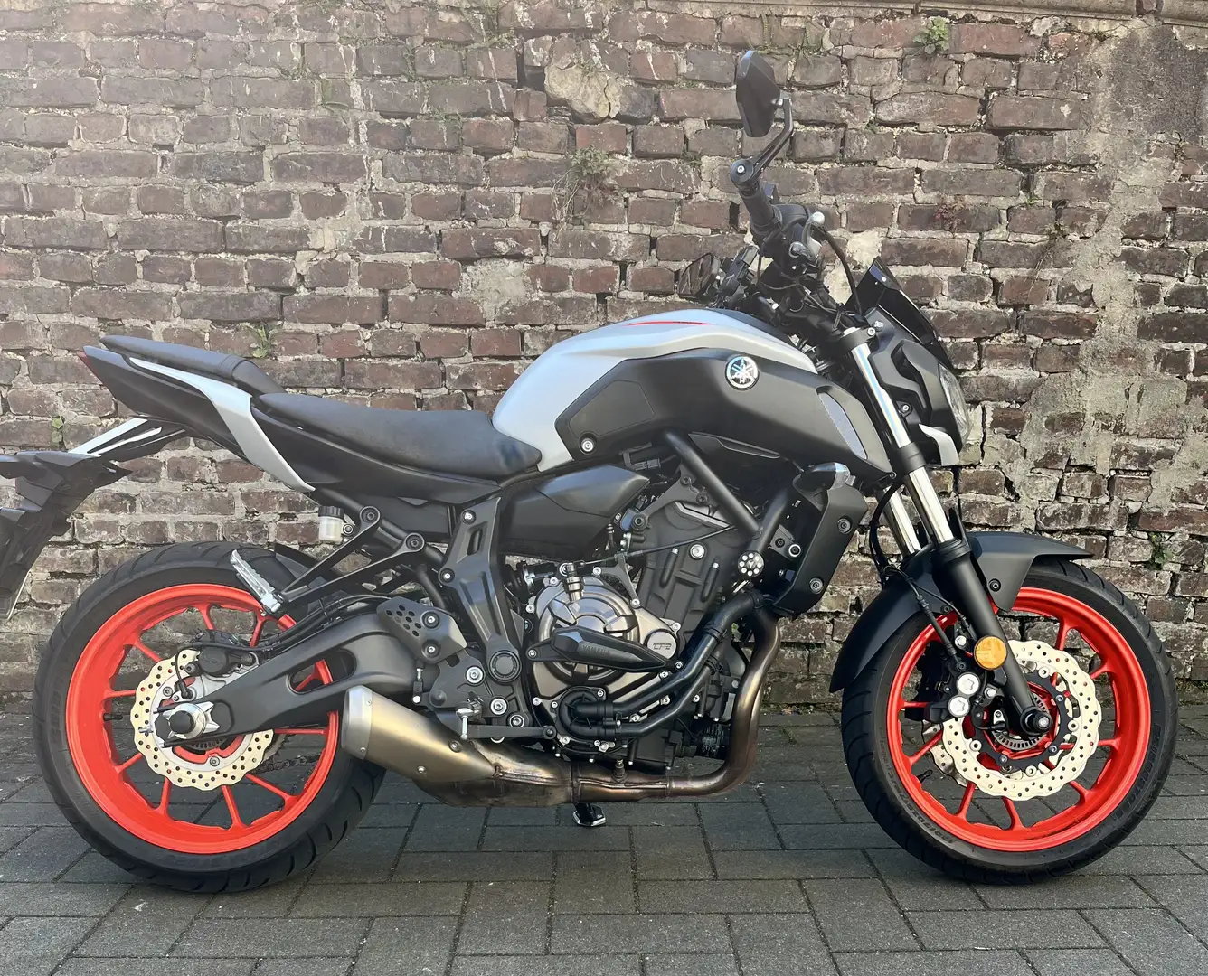 Yamaha MT-07 Silber - 2