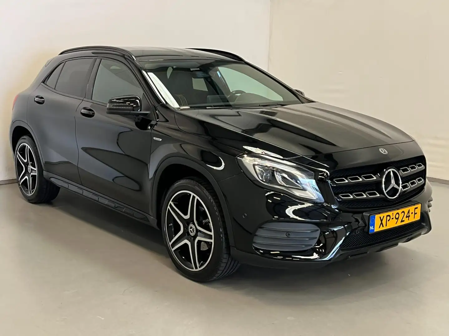 Mercedes-Benz GLA 180 AMG Night Edition / BTW / Stoelverwarming Zwart - 2