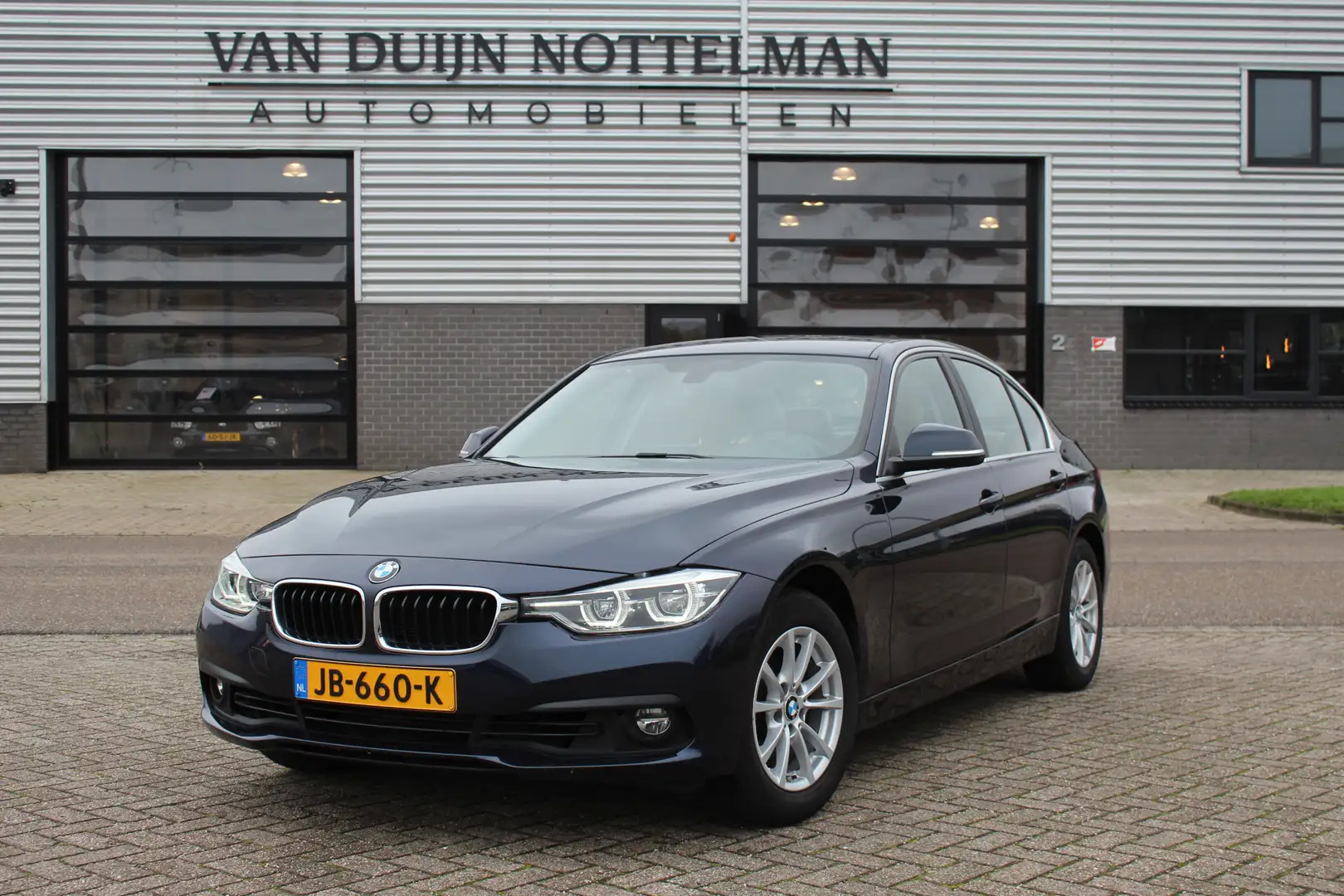 BMW 318 3-serie 318i Essential / Leer / Navigatie / Automa Blauw - 1
