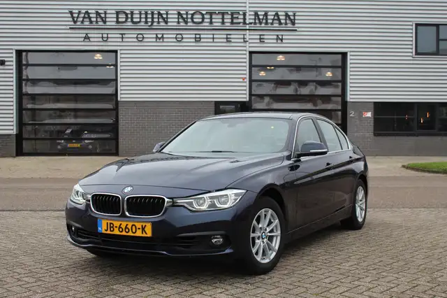 BMW 318 3-serie 318i Essential / Leer / Navigatie / Automa