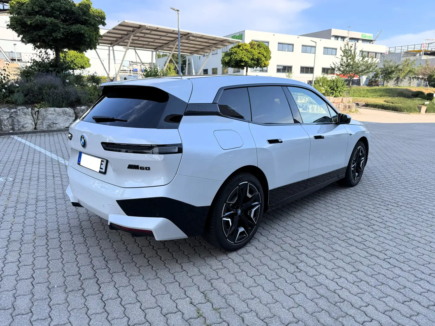BMW iX M60-Voll*Sportpak*LASER*PANO*Bowers*Massag*22"*AHK Weiß - 2