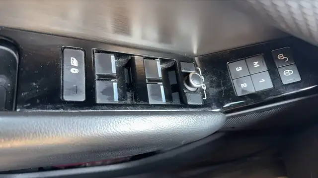 Land Rover Range Rover Velar view 13
