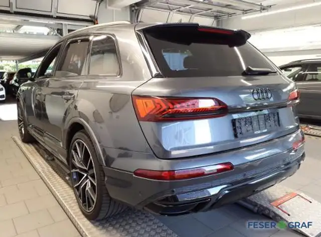Audi Q7 view 4