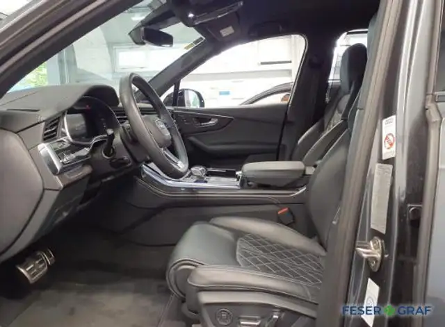 Audi Q7 view 6