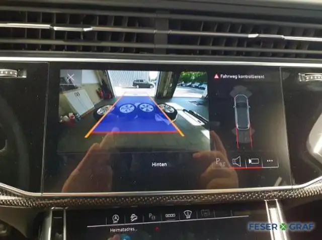 Audi Q7 view 8