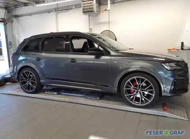 Audi Q7 view 5