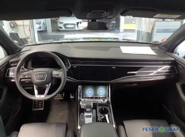 Audi Q7 view 7