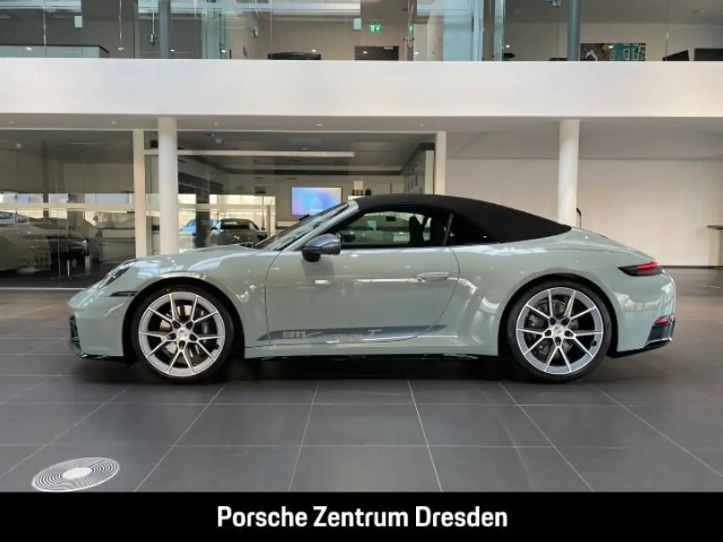 Porsche 992 -2 (911) Carrera T Cabriolet Grün - 2
