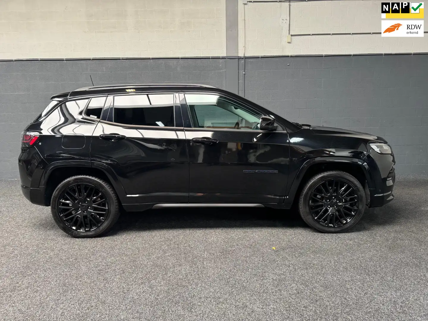 Jeep Compass 4xe 240 Plug-in Hybrid Electric S Zwart - 1