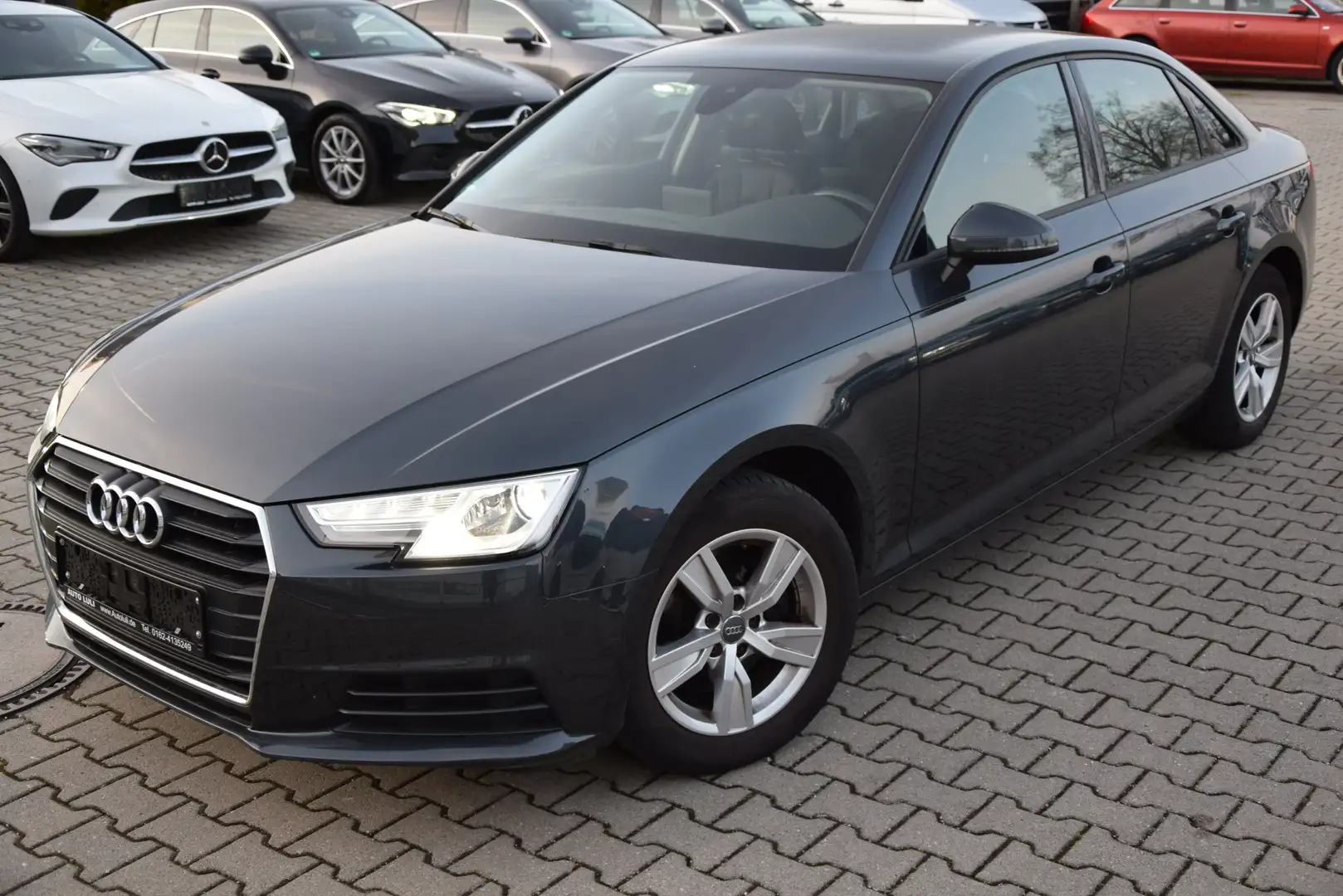 Audi A4 basis Schwarz - 1