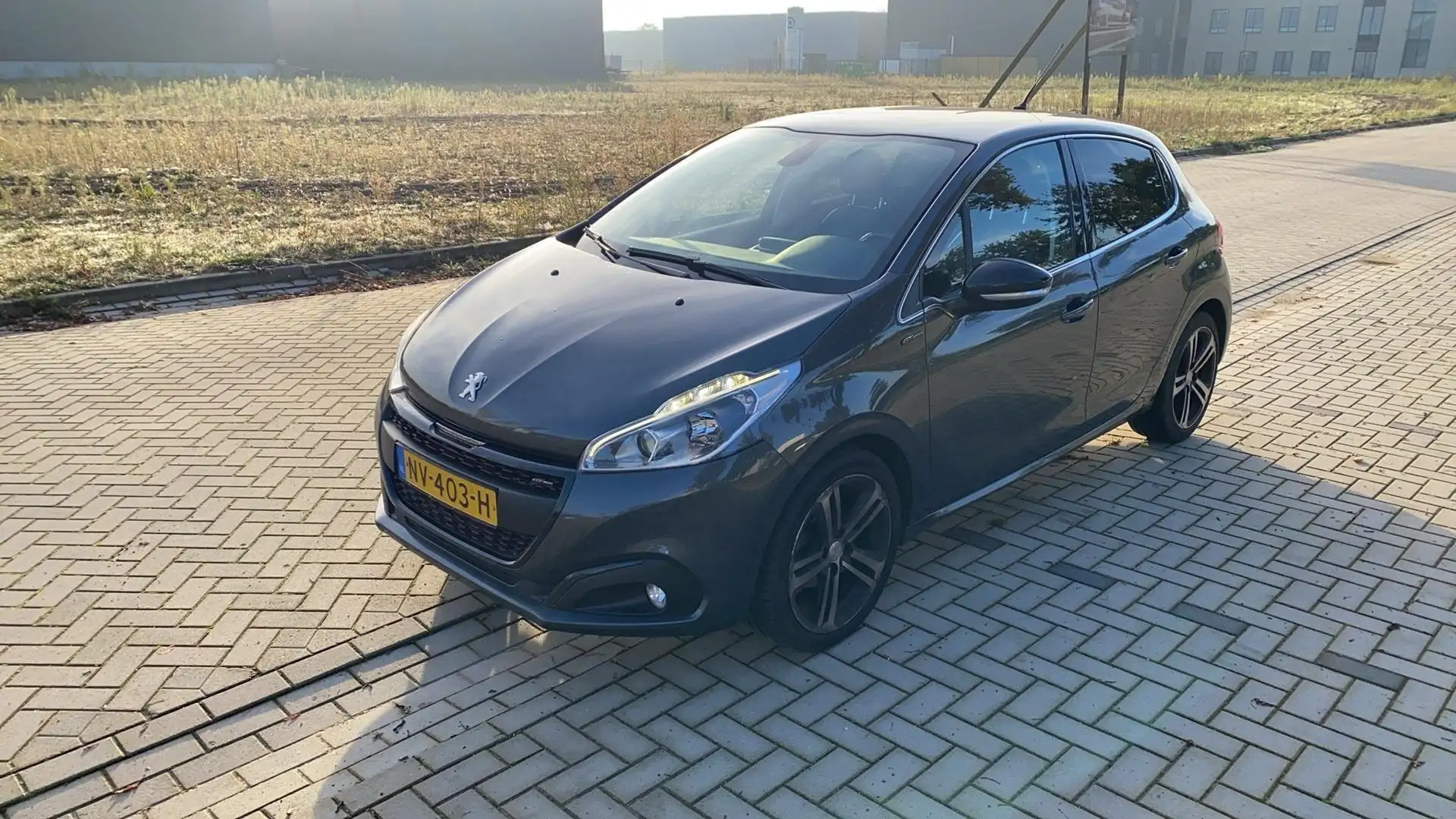 Peugeot 208 1.2 PureTech GT-line Grau - 1