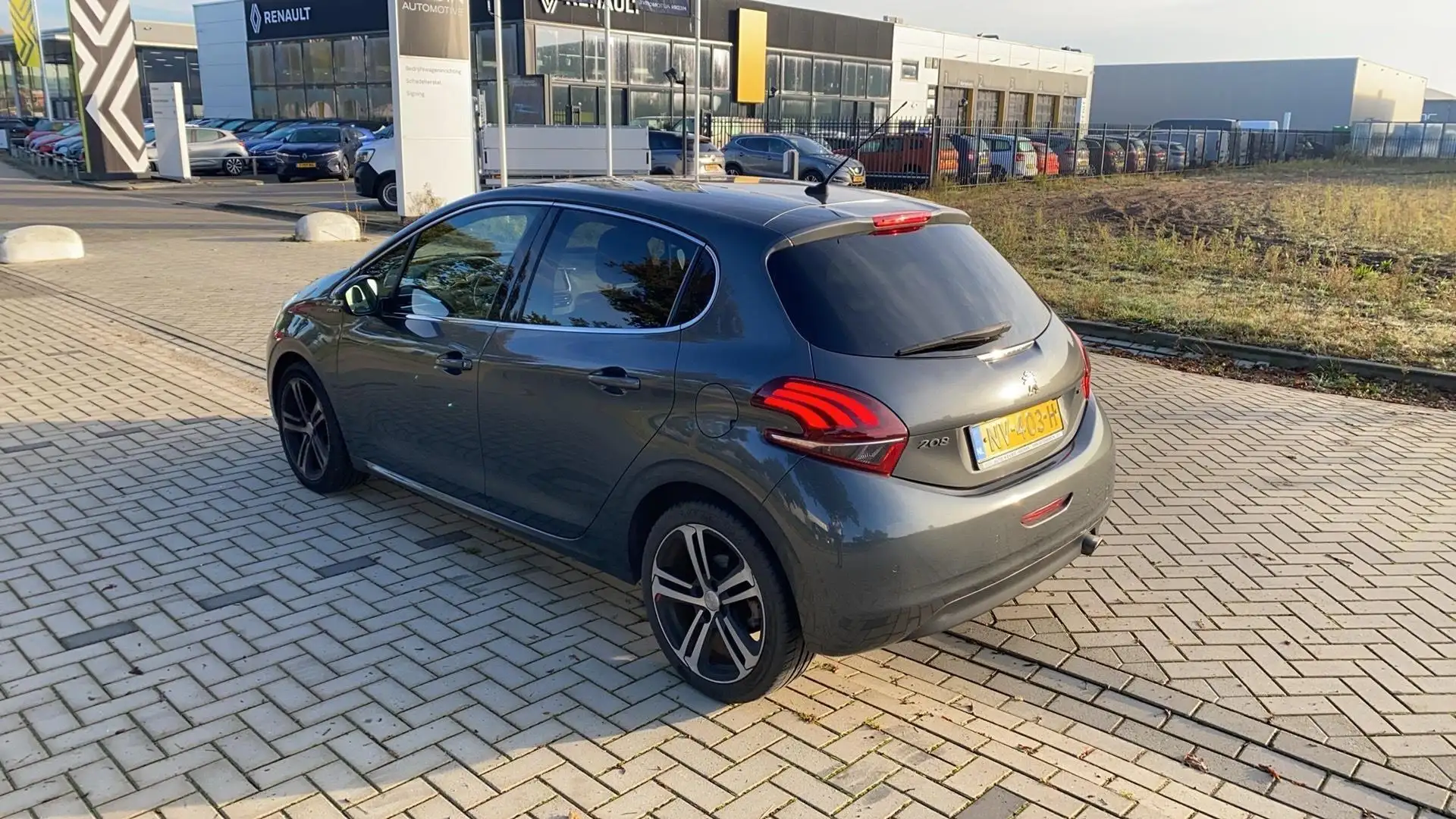 Peugeot 208 1.2 PureTech GT-line Grau - 2