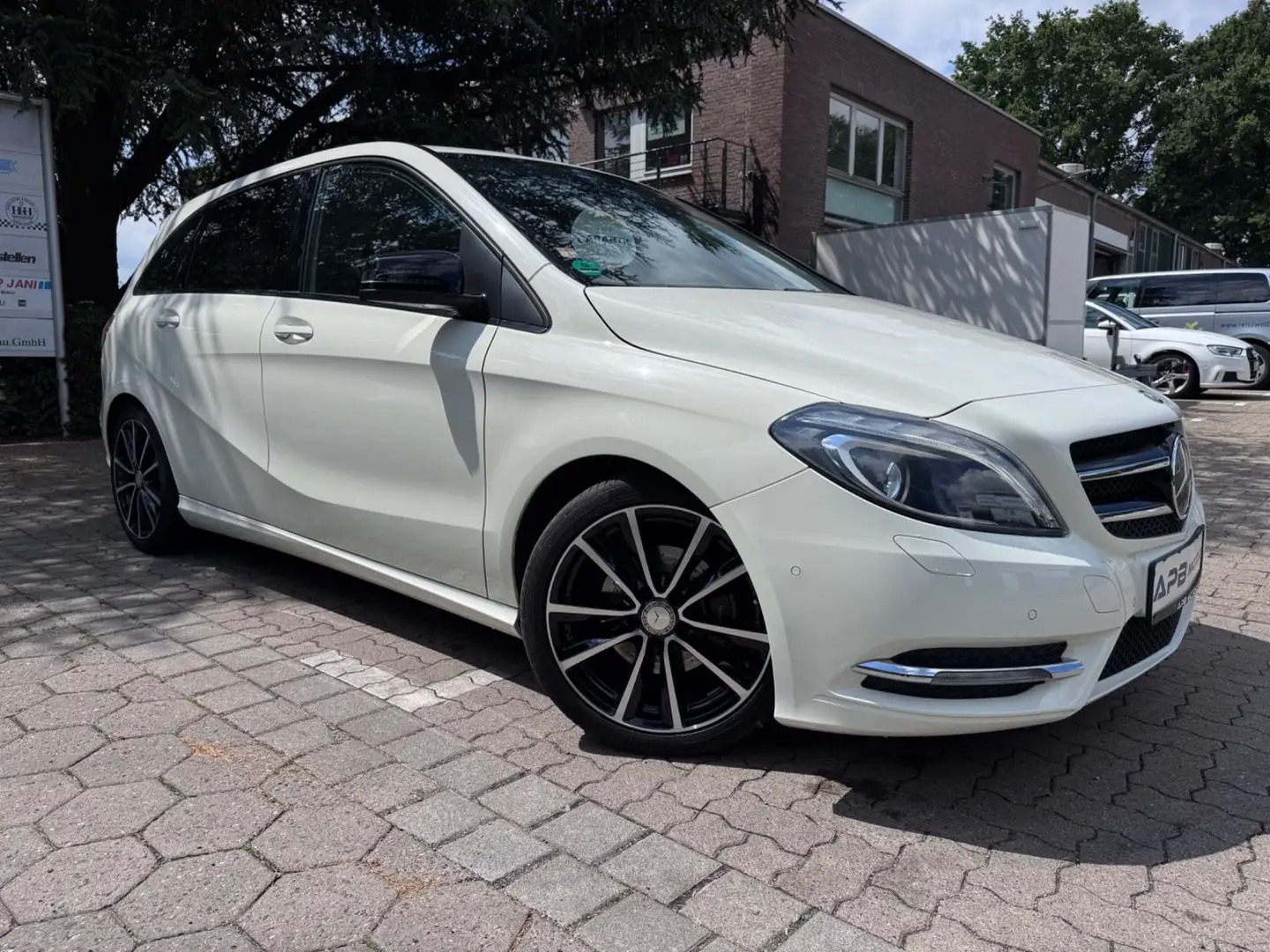 Mercedes-Benz B 180 NIGHT+SPORT-PAKET BI-XENON NAVI AHK 18"ALU Blanco - 1