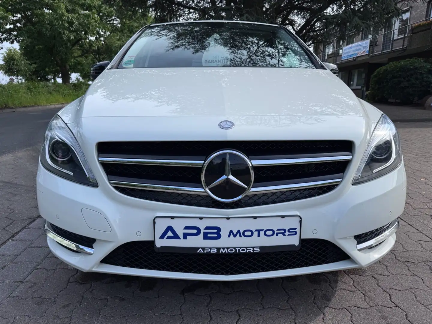 Mercedes-Benz B 180 NIGHT+SPORT-PAKET BI-XENON NAVI AHK 18"ALU Weiß - 2
