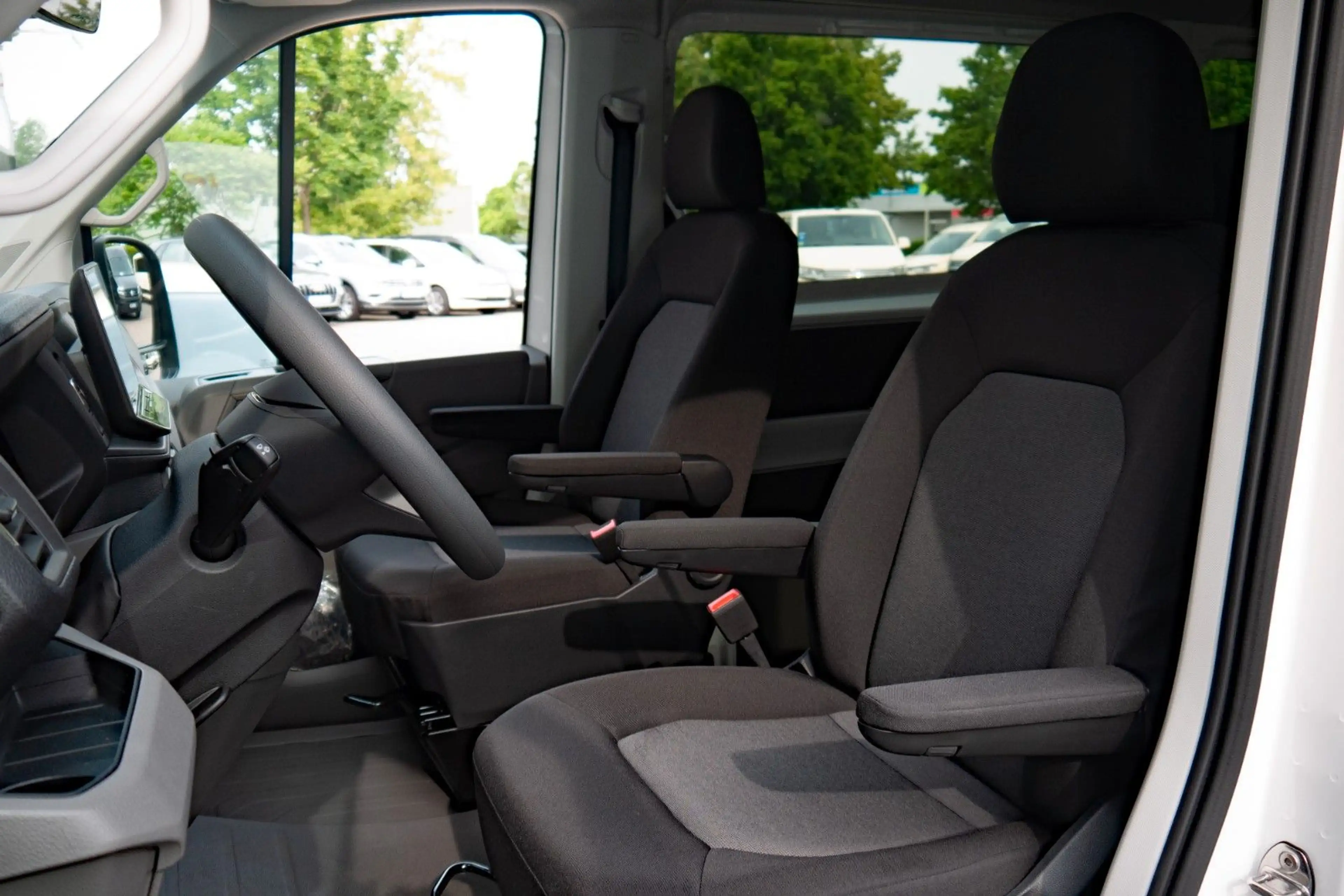 Volkswagen Crafter Rollstuhl 9-Sitzer Flach mit Rampe 5-J Garantie — photo 4
