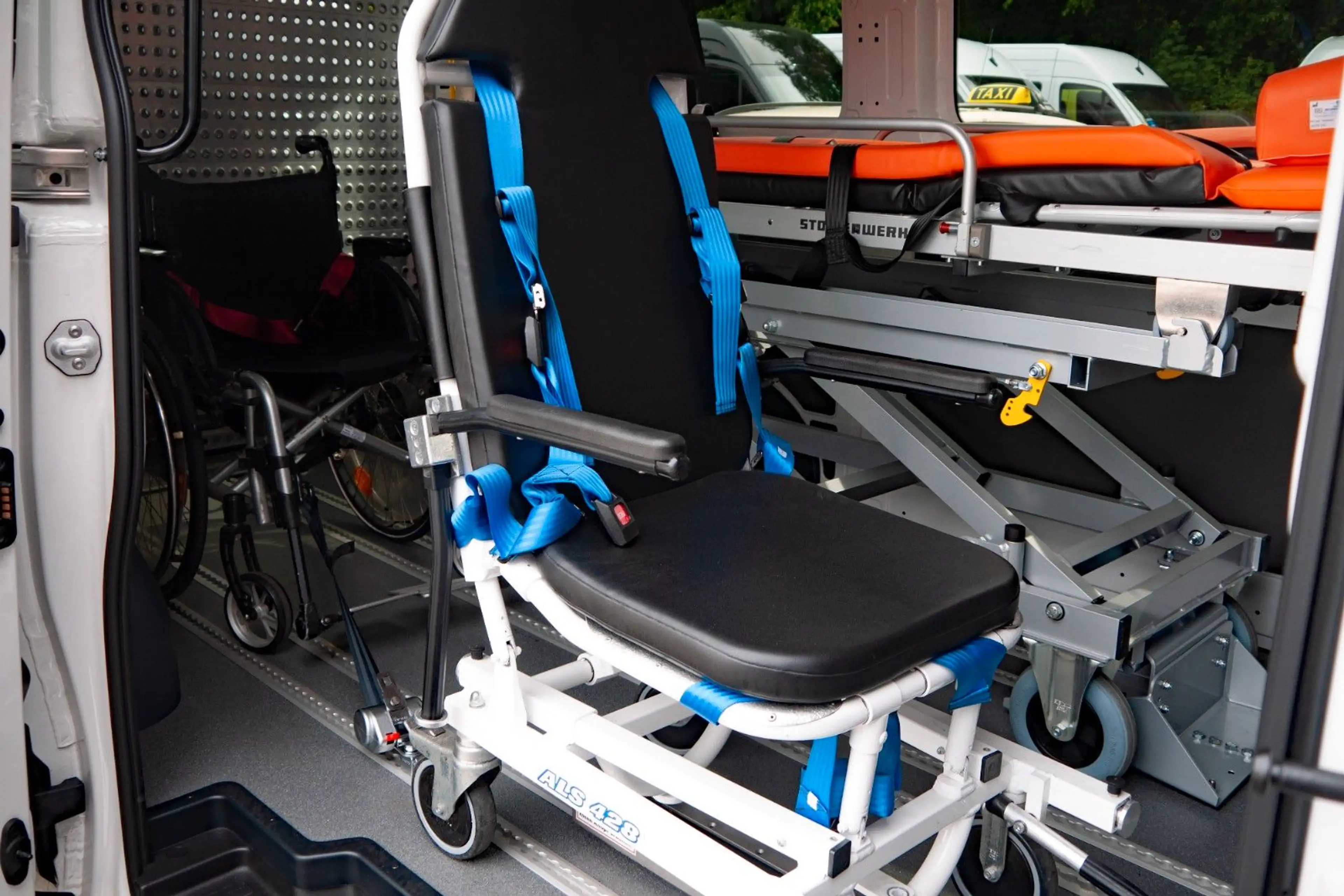 Volkswagen Crafter Rollstuhl 9-Sitzer Flach mit Rampe 5-J Garantie — photo 9