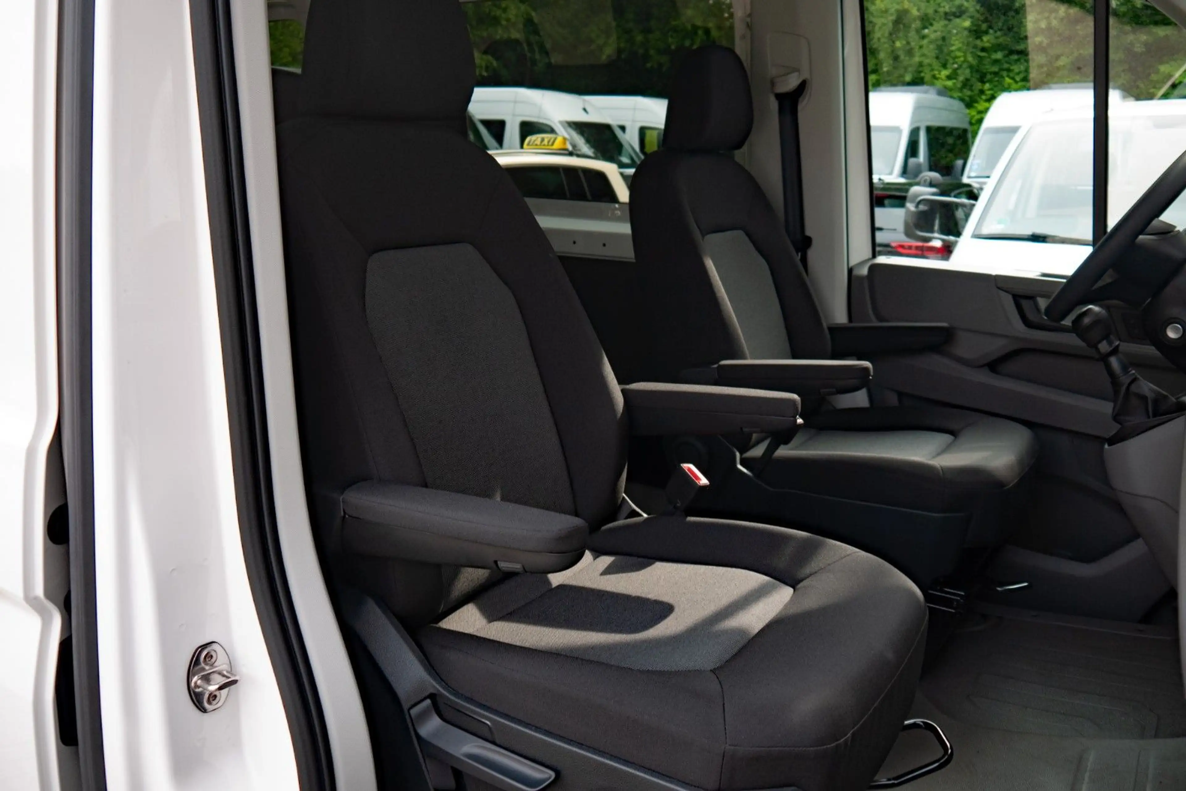 Volkswagen Crafter Rollstuhl 9-Sitzer Flach mit Rampe 5-J Garantie — photo 3
