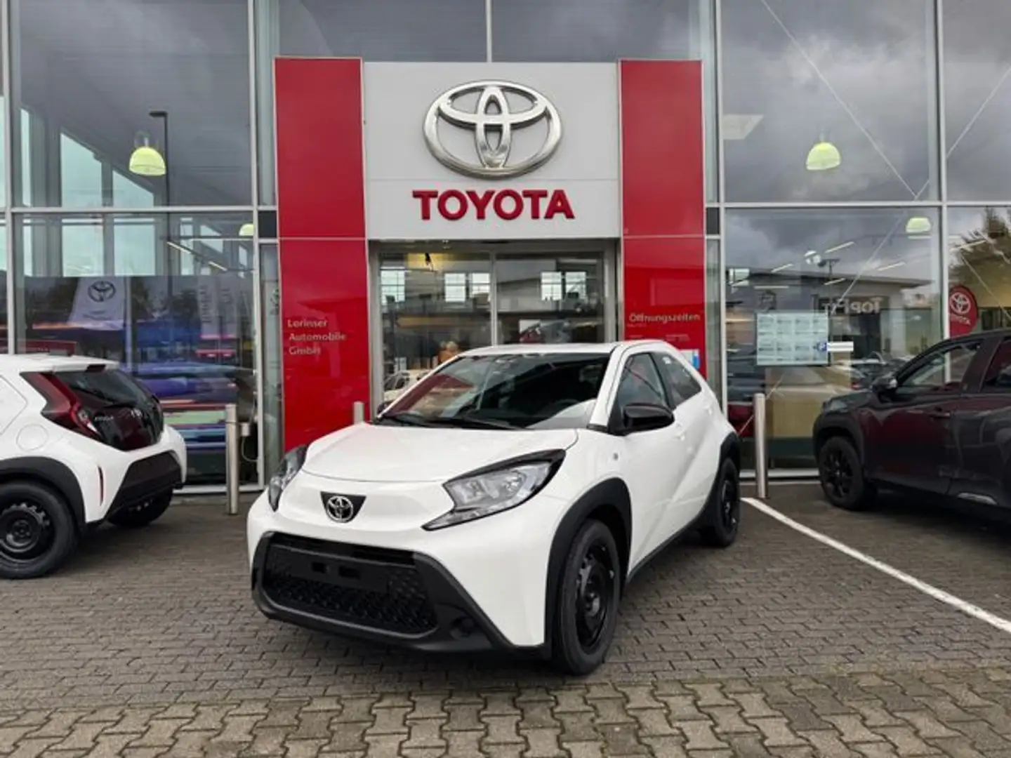 Toyota AYGO X 1.0 l Business Edition 5 M/T White - 1