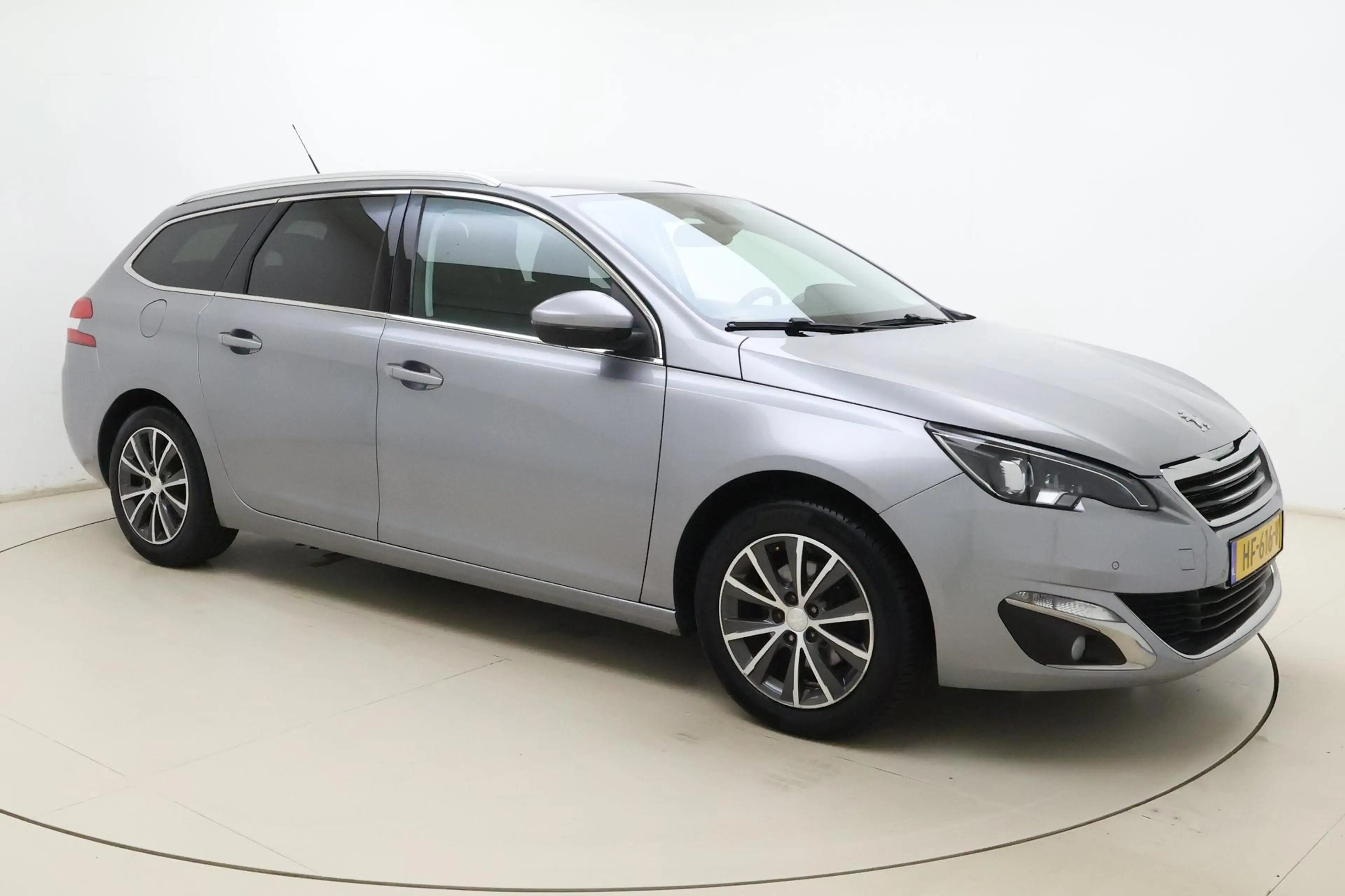 Peugeot 308 SW 1.2T Allure 110pk | Navigatie | Climate Control — photo 8