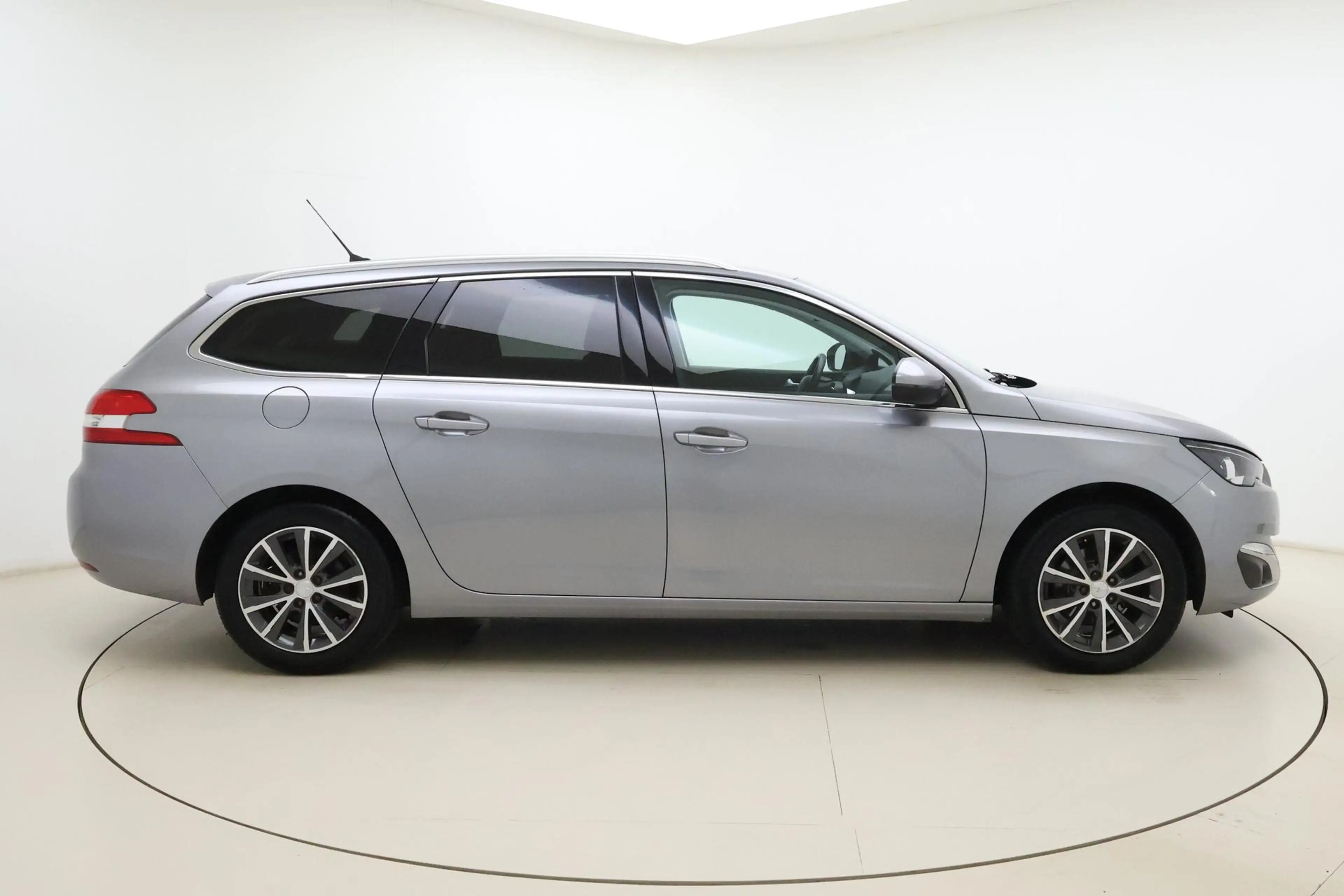 Peugeot 308 SW 1.2T Allure 110pk | Navigatie | Climate Control — photo 9