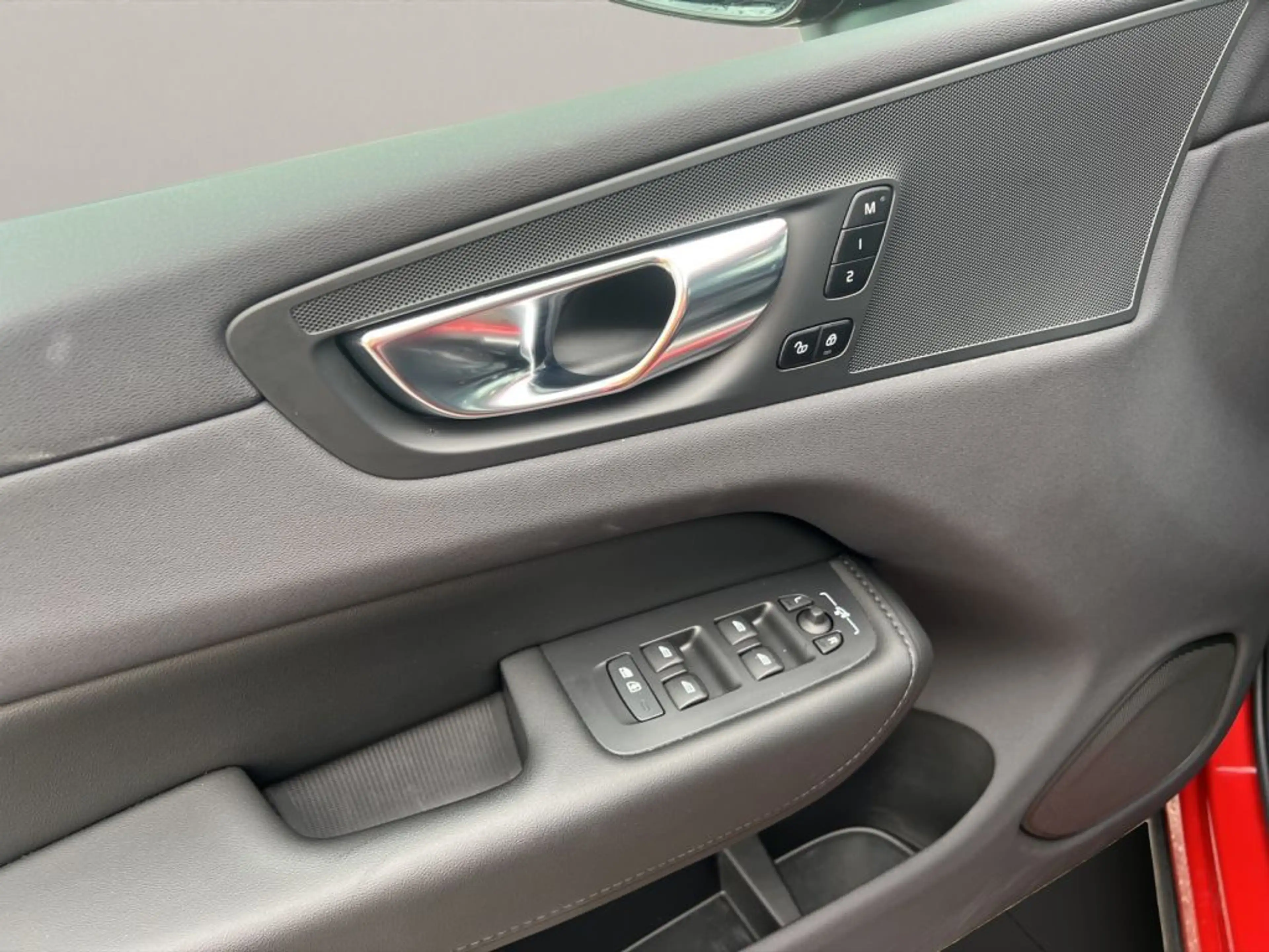 Volvo XC60 T6 AWD Plug-in Hybrid Plus Dark+PANO+LED+KA — photo 9