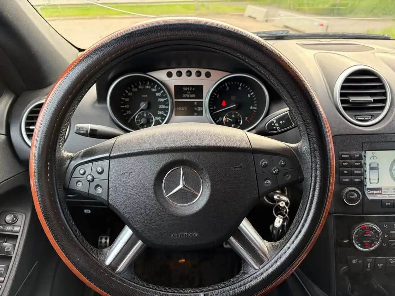 Mercedes-Benz M-Class снимка Mercedes-Benz M-Class