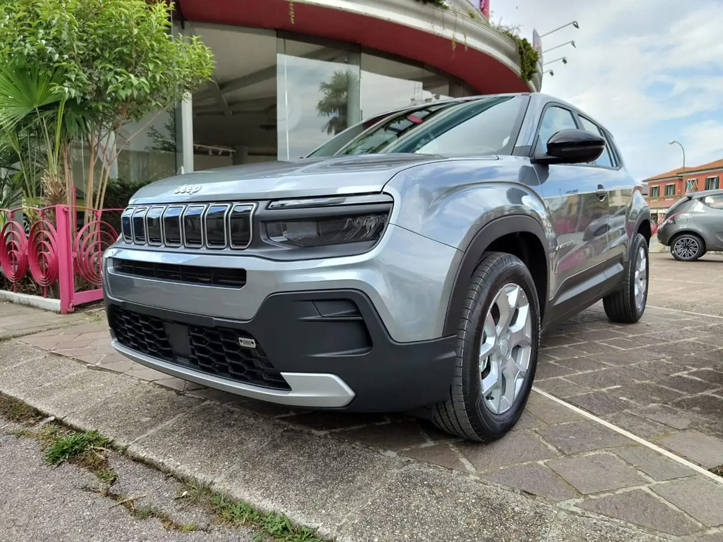Jeep Avenger 1.2 Turbo 100CV Altitude Grijs - 1