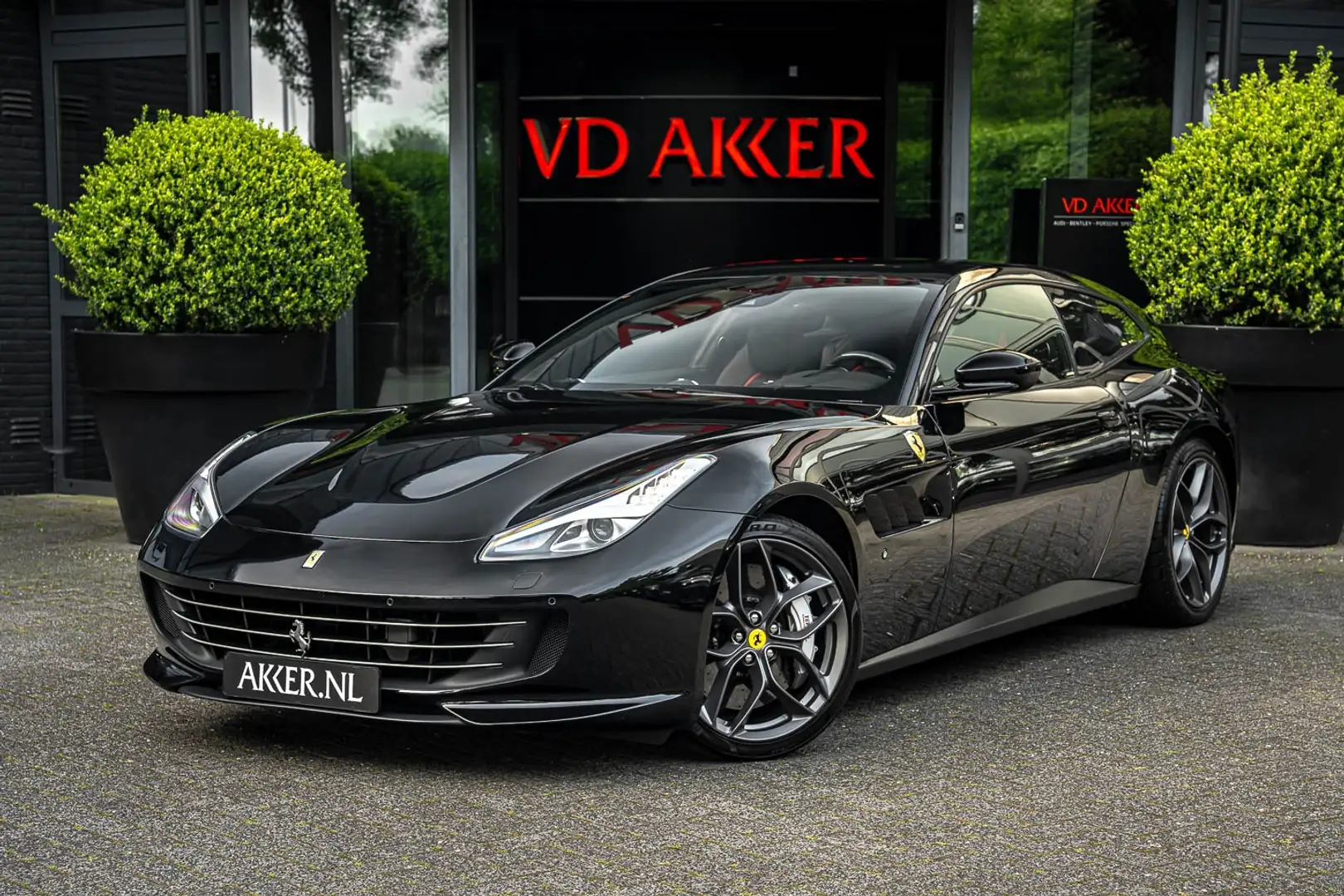 Ferrari GTC4 Lusso T Lift | Scuderia Schilden | Carbon LED-stuur | Pa crna - 1
