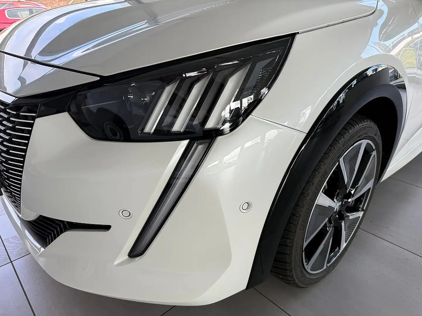 Peugeot e-208 50kWh GT Weiß - 2