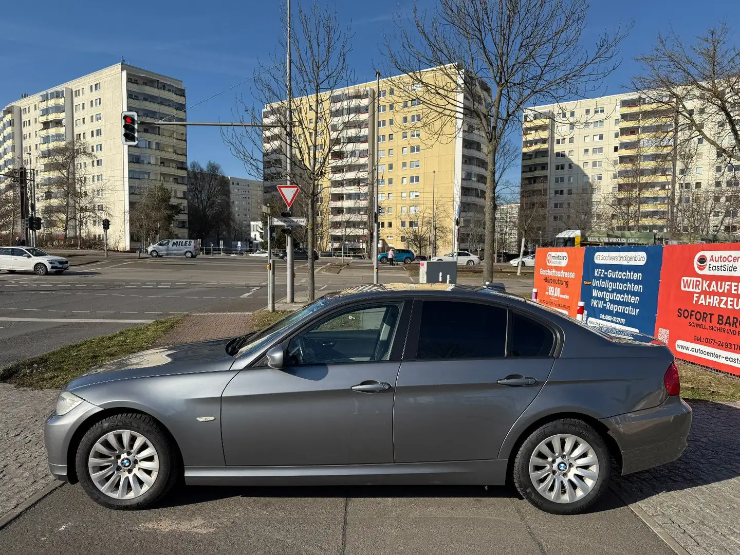 BMW 320 i Automatik FINANZIERUNG HIER MÖGLICH Gris - 2