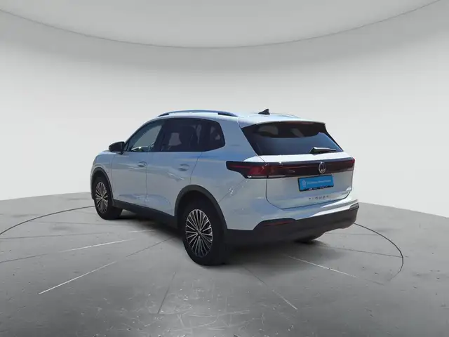 Volkswagen Tiguan view 3