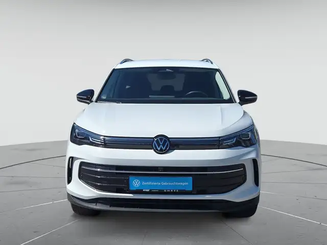 Volkswagen Tiguan view 2